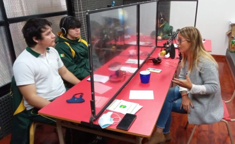 Presidenta del PRO Mercedes visitó radio en un colegio