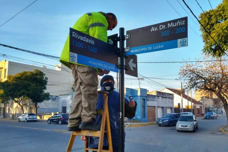 Mejoran señalización en calles de Luján