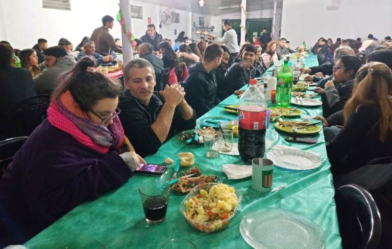 Cena solidaria se concretó en el club de Gowland