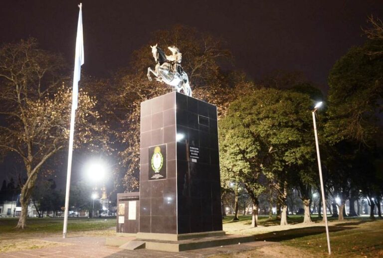 Luján: Mejoran iluminación del parque San Martín