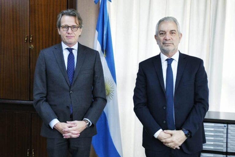 Encuentro entre Alak y el embajador de Suecia