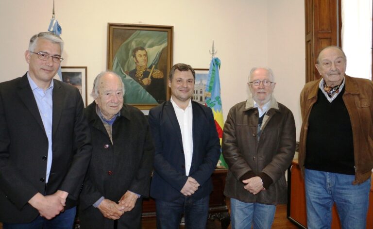 Giles: Reconocimiento para ex Intendentes