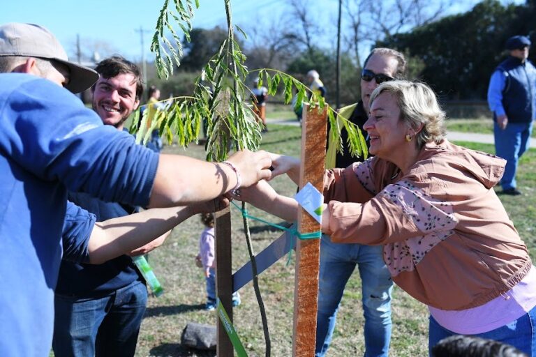 Municipio y Club de Leones plantaron árboles en Mercedes