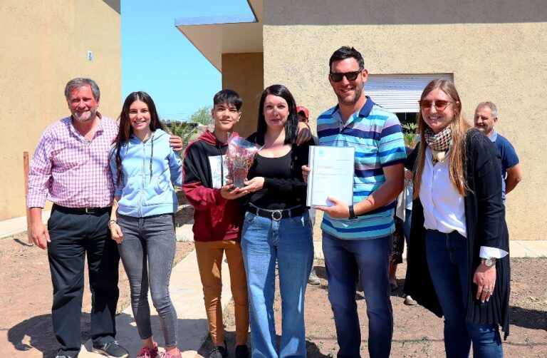 Entregan viviendas a Municipales en Suipacha