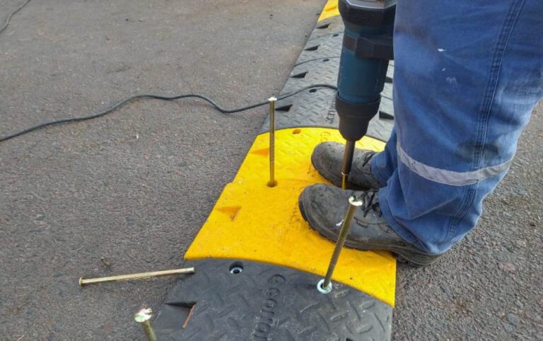 Tareas de demarcación vial en Luján