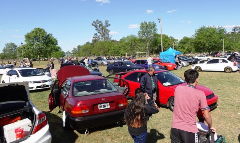 Encuentro de autos japoneses en Giles