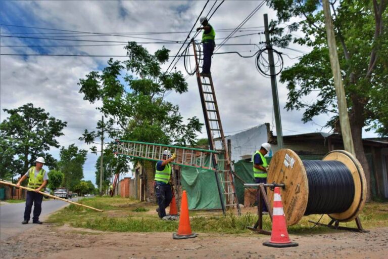 Avanza fibra óptica en barrios de Luján