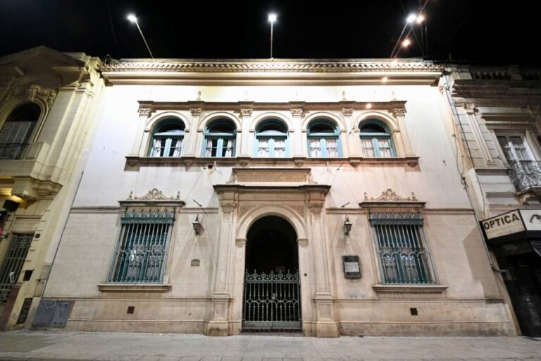 Luján: Iluminan monumentos y edificios históricos