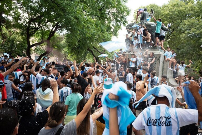 Mercedes desató la locura del festejo Mundial