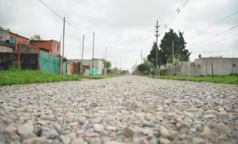 Mejoran calles de tierra en diferentes barrios de Luján