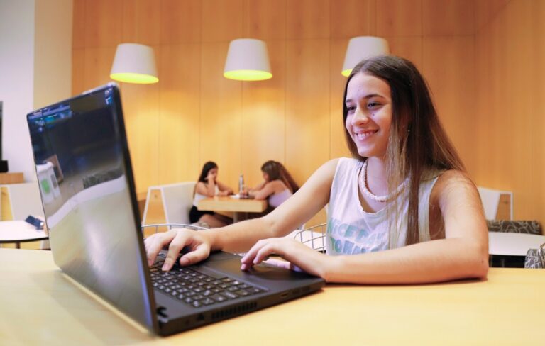 Telecom lanza cursos gratuitos de programación