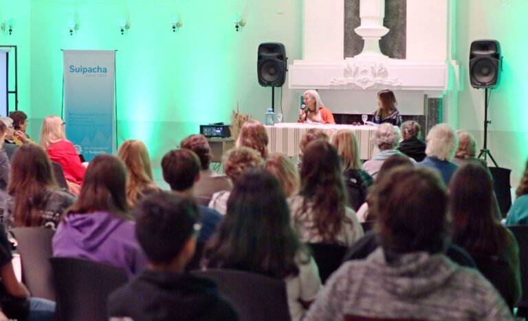 Gabriela Gallo presenta libro en Suipacha