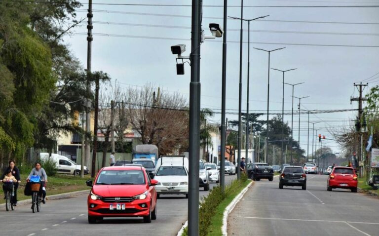 Instalan cámaras lectoras de patentes en Luján