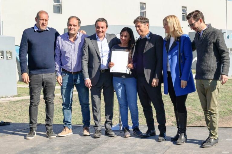Maggiotti y Kicillof entregan viviendas en Florencio Varela