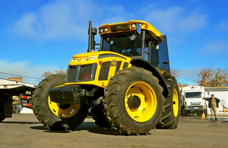Suipacha incorpora nuevo tractor para atender la zona rural