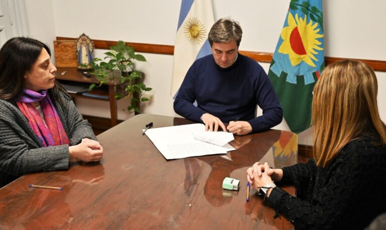 Luján: Firman contrato para construir nueva escuela secundaria