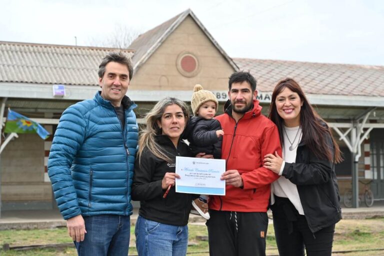 Entregan lotes con servicios en la localidad de Torres