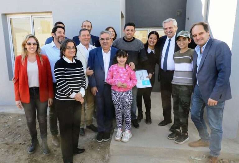 Fernández, Maggiotti y Jalil entregaron 90 viviendas en Valle Chico