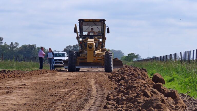 Mejora de caminos rurales en Suipacha