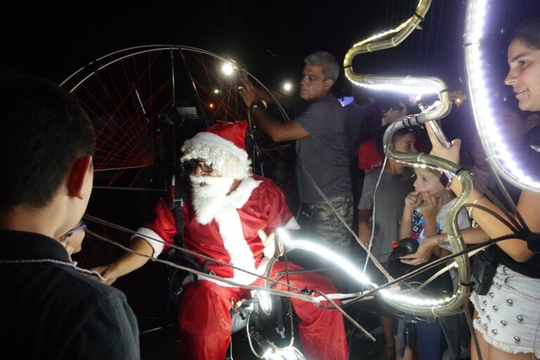 Papá Noel llegó volando a Villa Ruiz y Cucullu