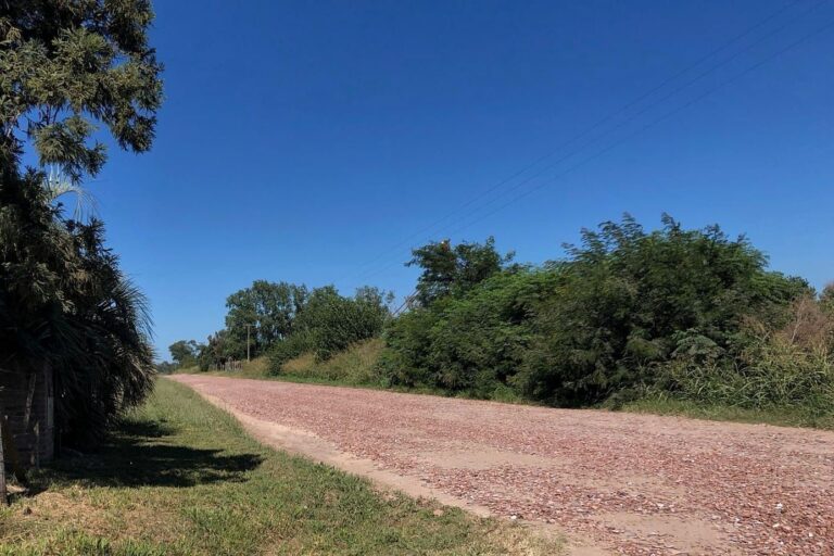 Trabajos de mejoramiento vial en zonas rurales de Luján