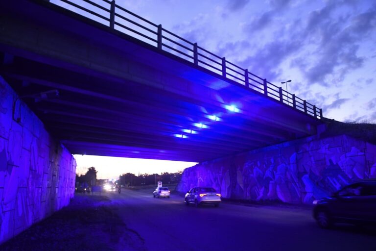 El Municipio de Luján instala nueva iluminación en bajopuentes del Acceso Oeste