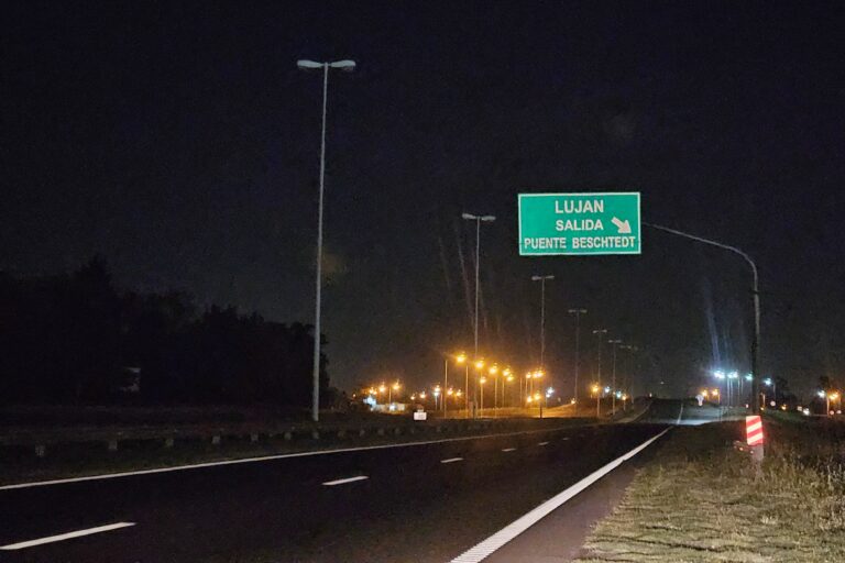 Reclaman por falta de iluminación en Acceso Oeste