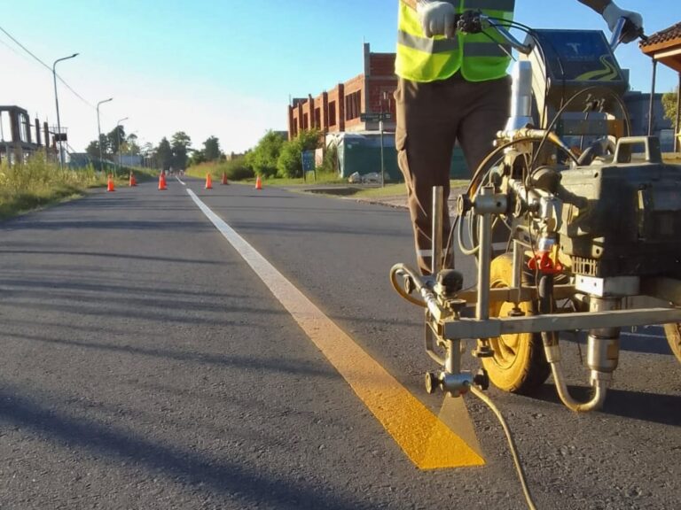 El Municipio de Luján continúa realizando trabajos de demarcación y señalización vial