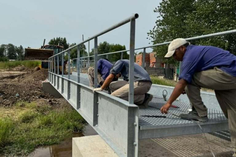 El Municipio de Luján instaló un nuevo puente peatonal sobre el arroyo Lanusse