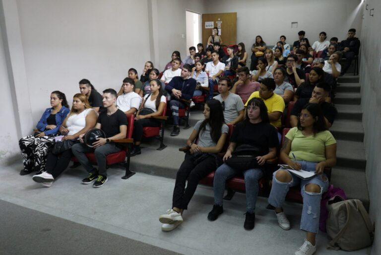 Charla en Luján para ingresantes a la escuela de Policía