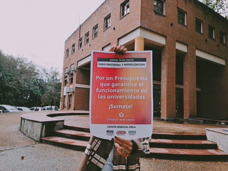 Frente Sindical para y moviliza en defensa de la Universidad