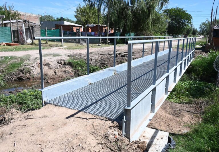 El Municipio de Luján instaló un nuevo puente peatonal en Villa del Parque