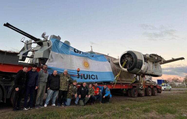 Llegó avión que se instalará en el Monumento a los Caídos de Malvinas en Luján