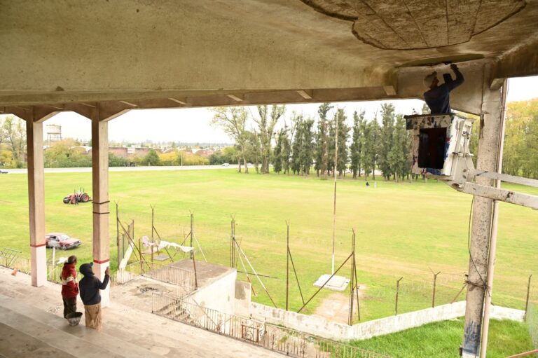 Luján: Arreglos en la tribuna del Campo Municipal de Deportes