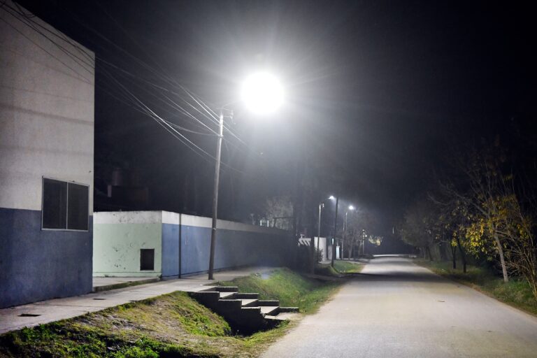 El Municipio de Luján instaló nuevas luces LED en el barrio Los Laureles
