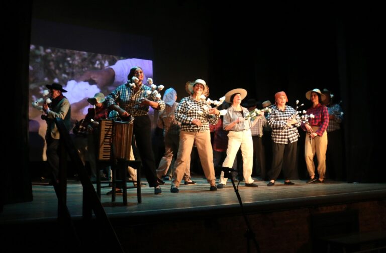 Giles: Exitosa presentación de compañía municipal de folklore