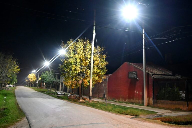 El Municipio de Luján instala nuevas luces LED en el barrio Villa del Parque