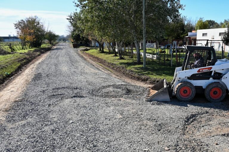 El Municipio de Luján realiza tareas de mejoramiento vial en barrio Villa del Parque