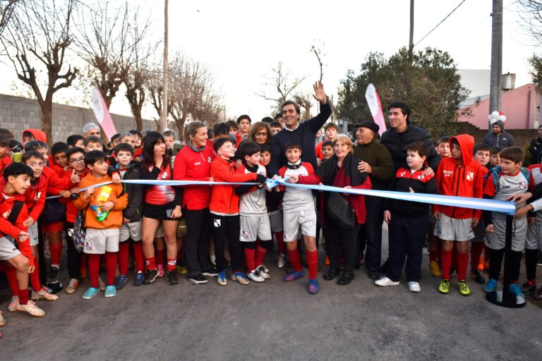Se inauguró el nuevo acceso asfaltado al barrio San Emilio de Luján