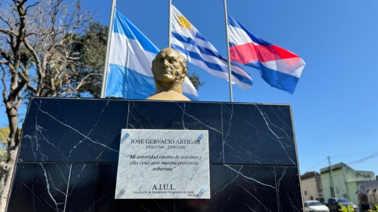 Inauguran monumento a Artigas en Luján