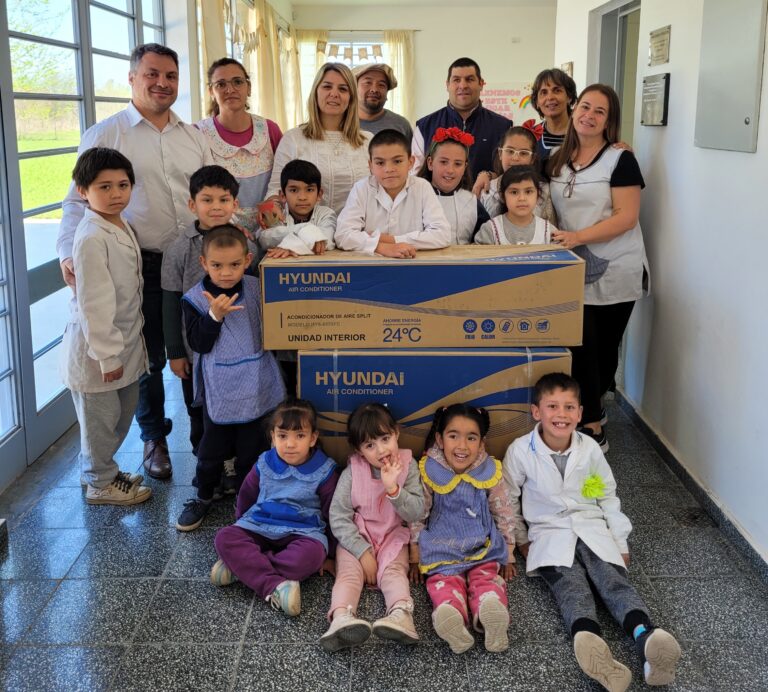 La Municipalidad de Giles hizo entrega de equipos a escuelas