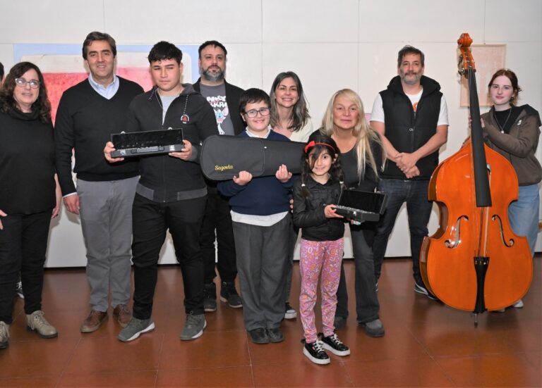 Luján: Entregaron instrumentos musicales a orquestas del distrito