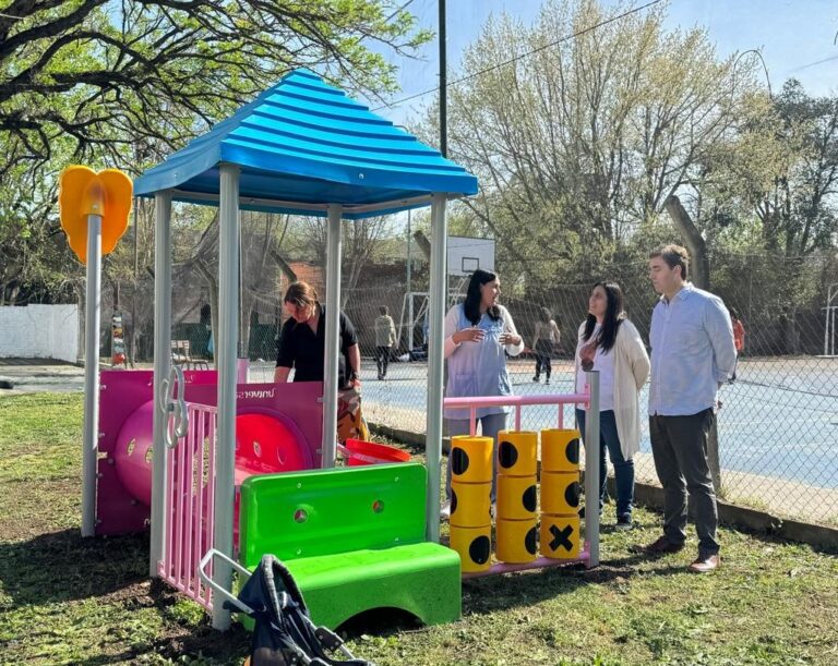 El Municipio de Luján instala juegos infantiles en jardines del distrito