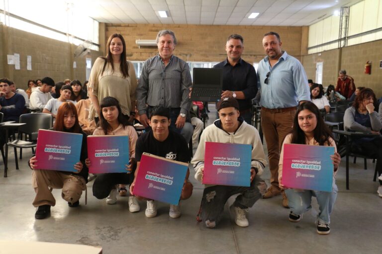 Giles: Entregan notebooks a estudiantes del distrito