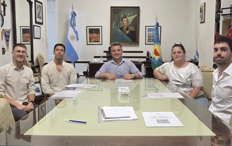 Giles analiza información de su Oficina de Datos y Estadísticas