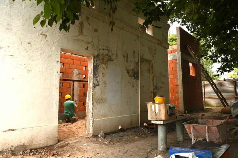 Inician remodelación de baños públicos en predio ferroviario de Carlos Keen