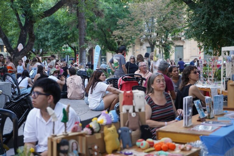 Feria y degustación de productos en Plaza San Martín de Mercedes
