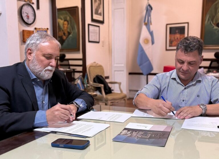 Firman convenio en Giles con la UNSAdA