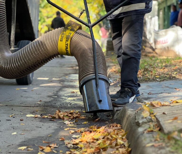 El Municipio de Luján incorporó una máquina de recolección de hojas