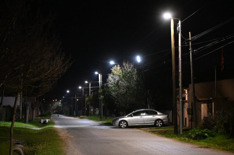 Avanza la cobertura con luces LED en Luján
